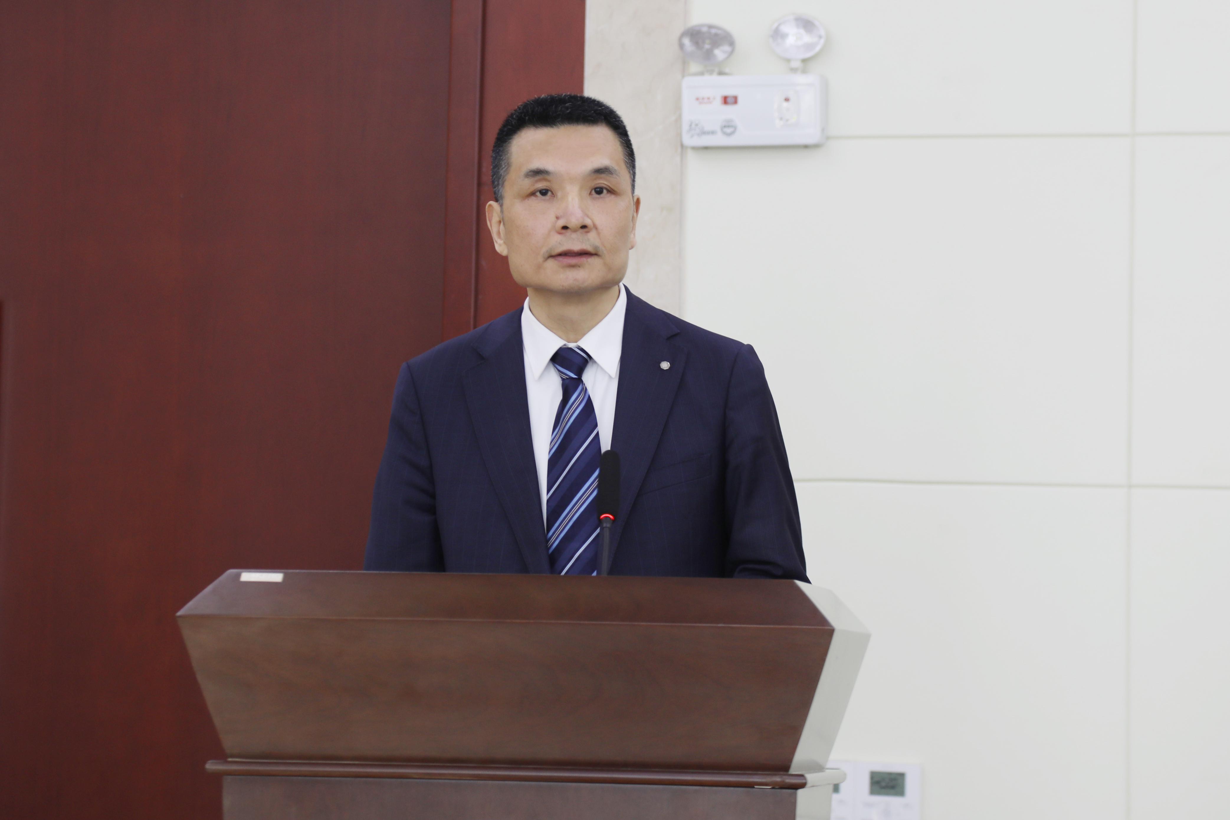 202102061612471612599167509548.jpg 乔总作报告.JPG