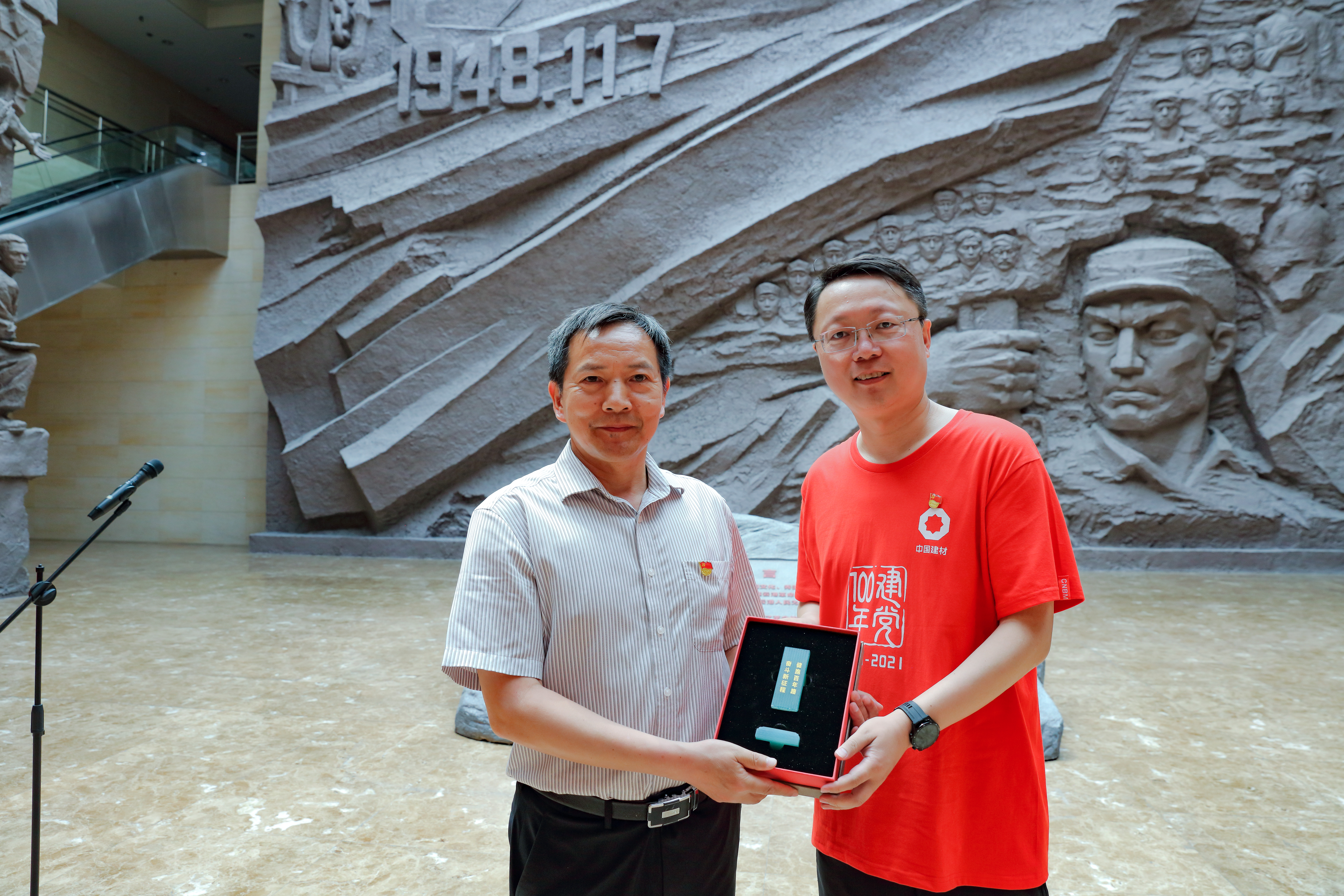202106211653211624265601518727.jpg 3.南洋向馆长赠送新材料印章.jpg
